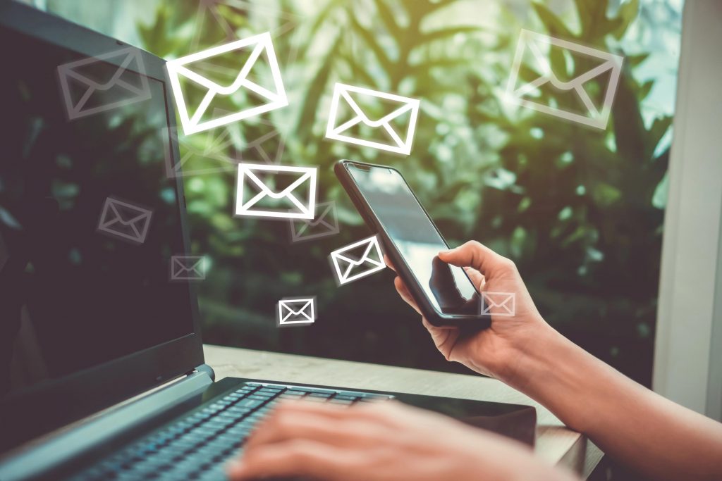 Bild mit Laptop und E-Mail-Symbolen | Was tun gegen die E-Mail-Flut